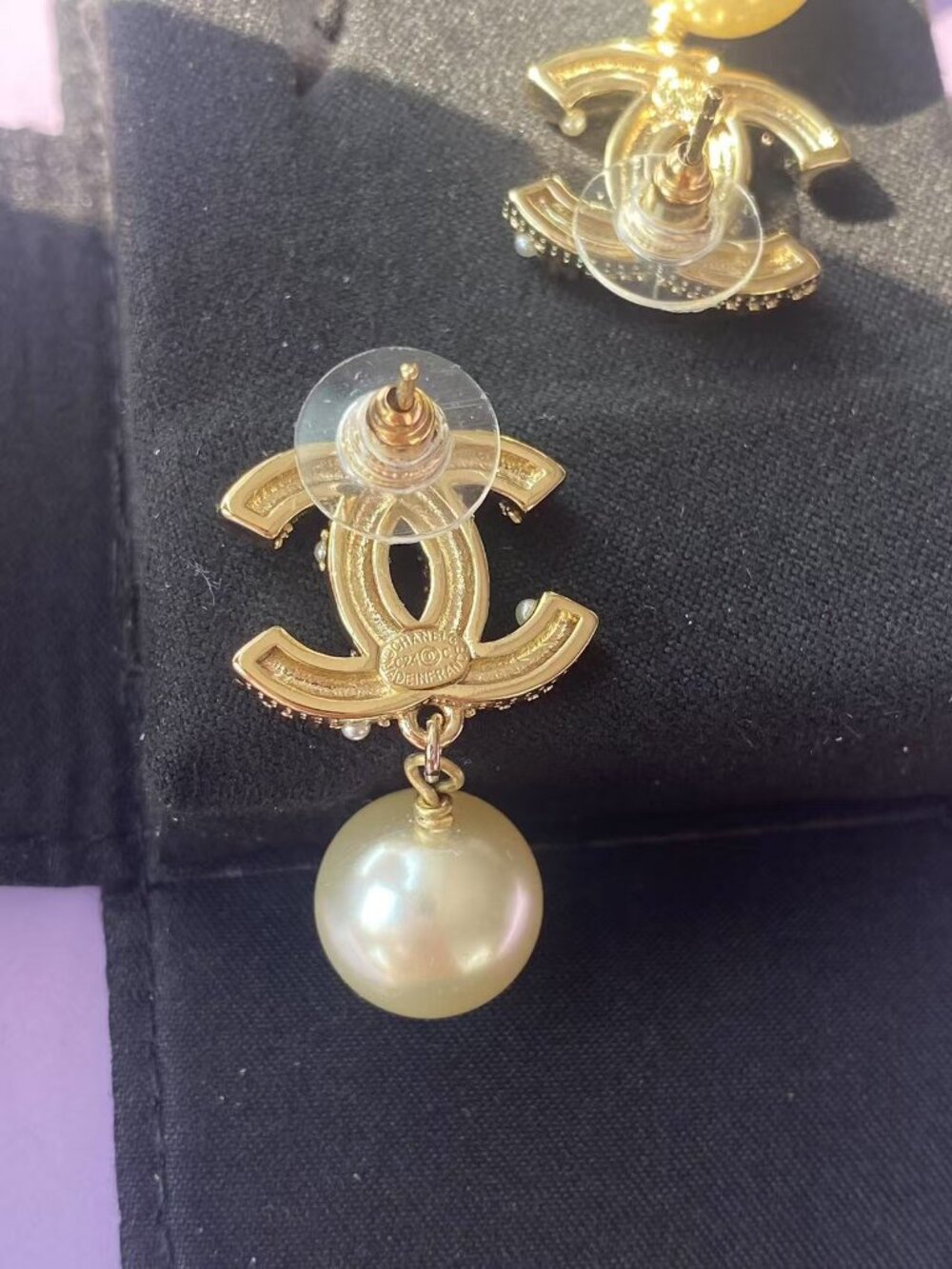 ✨ Chanel CC Pearl Drop Earrings ✨ - Picture 2 of 8